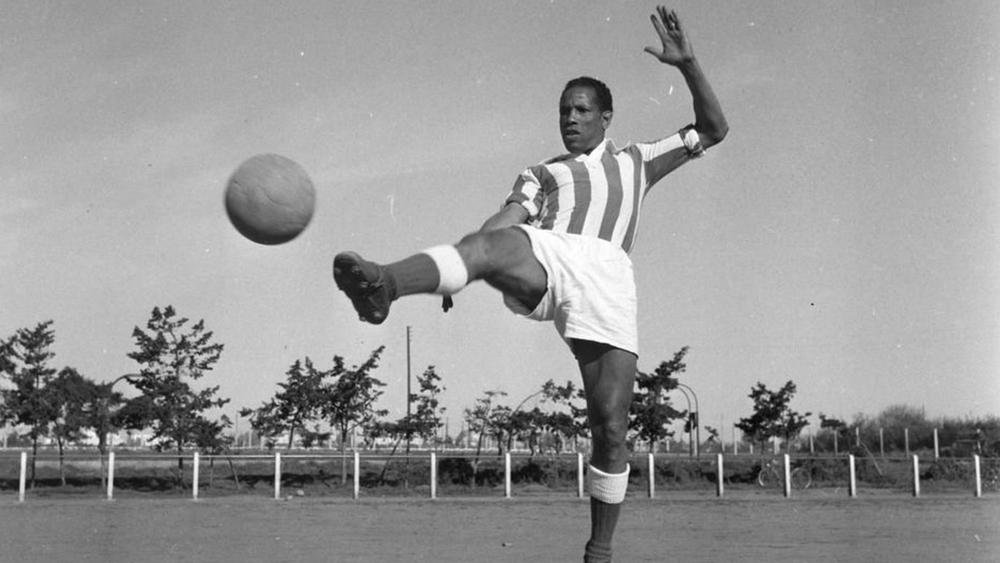 ليستر سيتي الإنجليزي ينشر تقريراً حول الراحل "العربي بنمبارك" على موقعه الرسمي