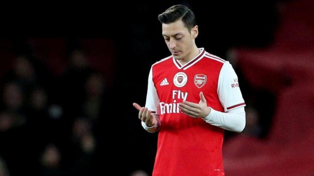 بعد رفض تقليص راتبه مع آرسنال.. أوزيل يتبرع للهلال الأحمر التركي لدعم المحتاجين