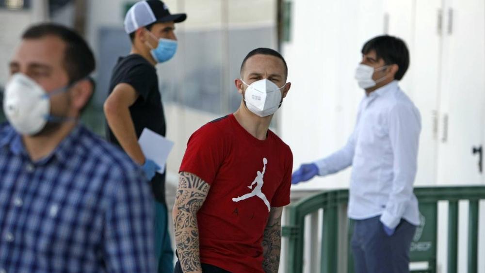 رابطة "الليغا" تتوقع 30 اختبارًا إيجابيًا لفيروس كورونا بين نجوم كرة القدم