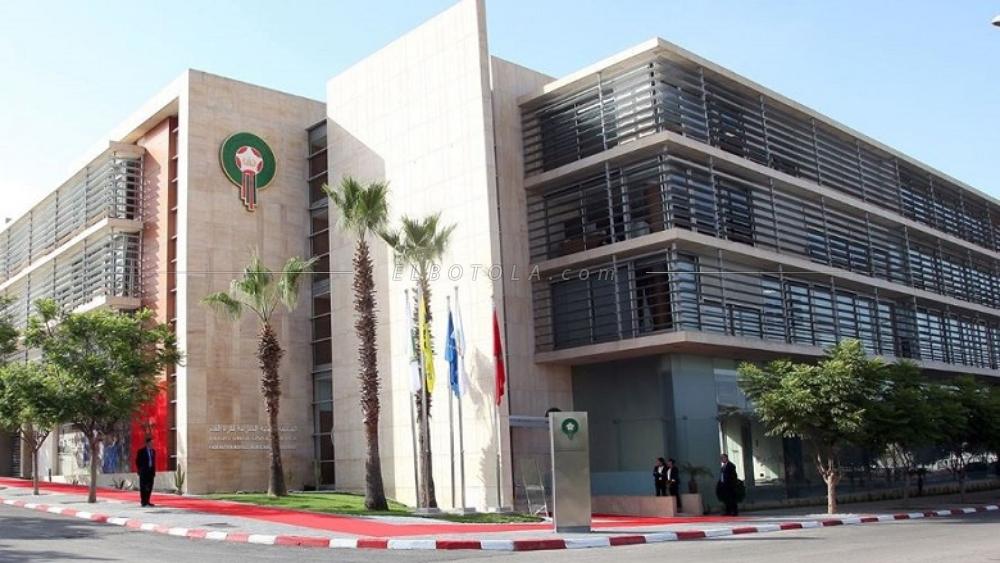 "جامعة الكرة" تشكل لجنة للحسم في مستقبل النشاط الرياضي داخل المملكة .. وتقترح خفض أجور اللاعبين و المدربين وتمديد فترة "الميركاتو الصيفي"