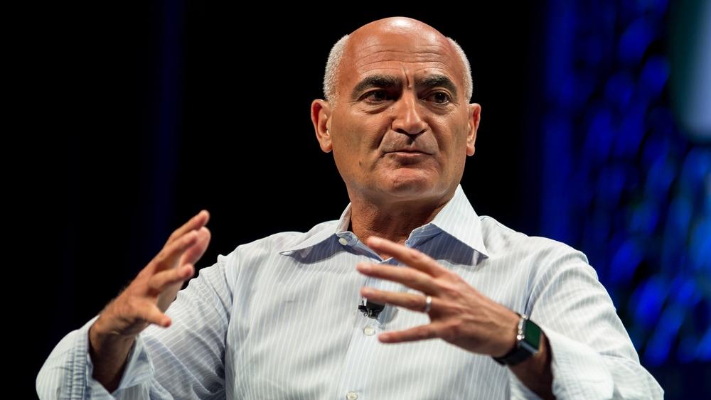 ترامب يستعين بخبرة "المغربي منصف السلاوي" للإشراف على عملية تطوير "اللقاح المنقذ"