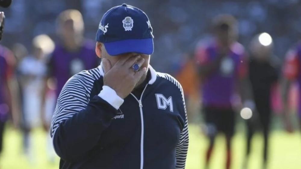 مارادونا يبكي متأثرًا بمعاناة المحتاجين في زمن كورونا.. ويدعو المنظمات والمحسنين: "ساعدوا الناس على الأكل"