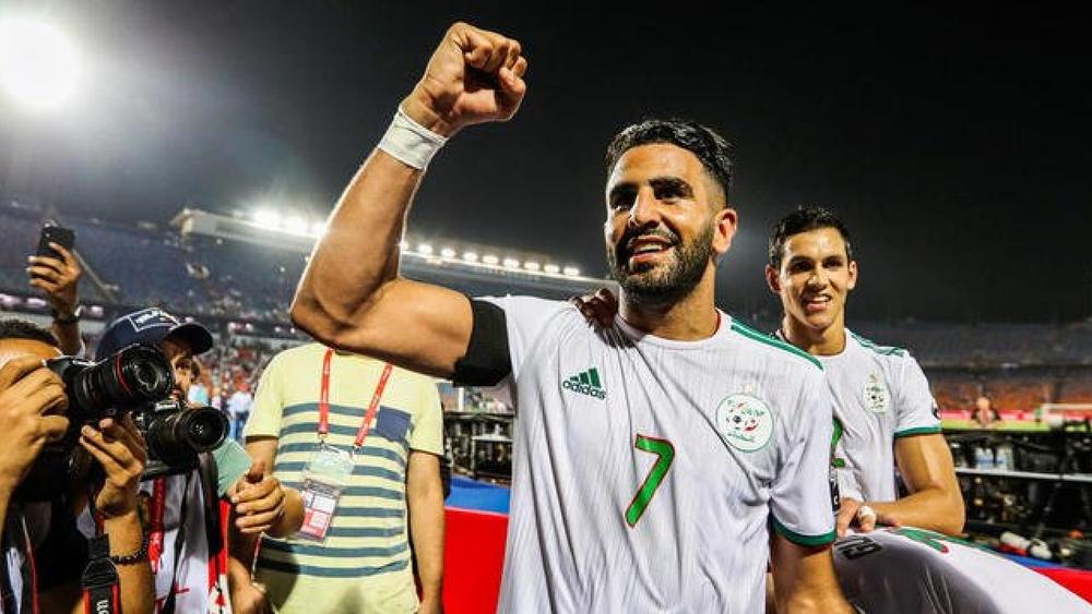 رياض محرز في أول ردة فعل بعد الضجة التي أثارتها تصريحاته: "لا يوجد جدل فأمي مغربية والجزائر والمغرب دائما معا"