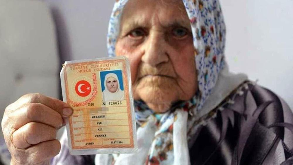 سيدة تركية تبلغ من العمر 126 عامًا ولديها 400 حفيد (من أجيال مختلفة) تنتصر على "فيروس كورونا"