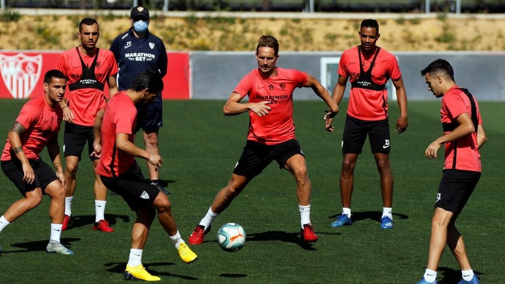 غضب "عارم" من نجوم إشبيلية بعد كسر قواعد فيروس "كورونا"