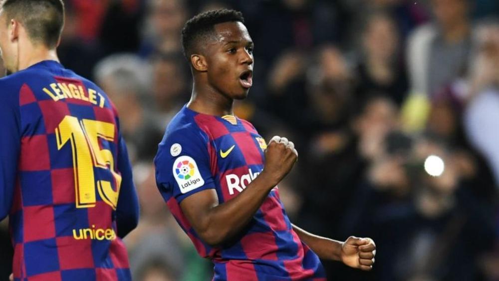 أنسو فاتي يتعرض لإصابة في الركبة أثناء تدريبات برشلونة