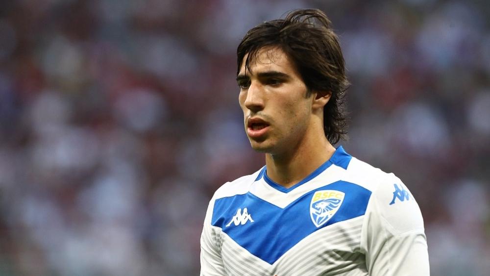 تونالي موهبة بريشيا يسيل "لعاب" عمالقة أوروبا.. برشلونة عرض 65 مليون يورو ولاعبين اثنين للتعاقد معه!