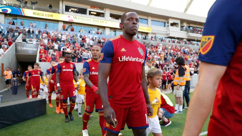 لا ثقة في الشرطة الأميركية بعد مقتل جورج فلويد .. مدافع سابق لمان سيتي متخوف من تحول الاحتجاجات لمميتة