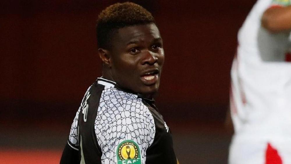 رغم توقيعهما على عقد ينتهي في يونيو 2020 .. مازيمبي يتمسك بعقد آخر يمتد حتى 2023 ولاعبه تشونغو "يضطر" للتراجع عن قرار الرحيل!