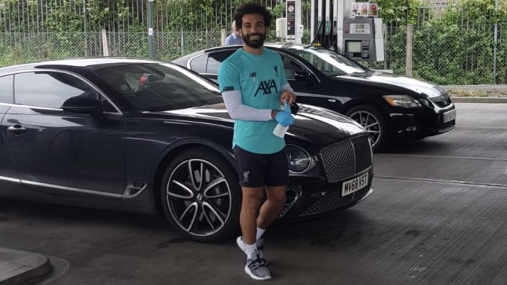 محمد صلاح "يخطف الأنظار" ويدفع ثمن الوقود لأشخاص التقى بهم "صدفة" في محطة للبنزين!
