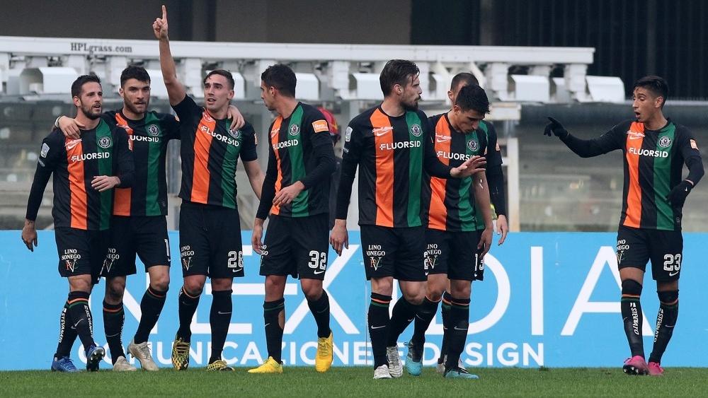 فريق إيطالي يوقف تدريباته بعد إصابة أحد لاعبيه بفيروس كورونا