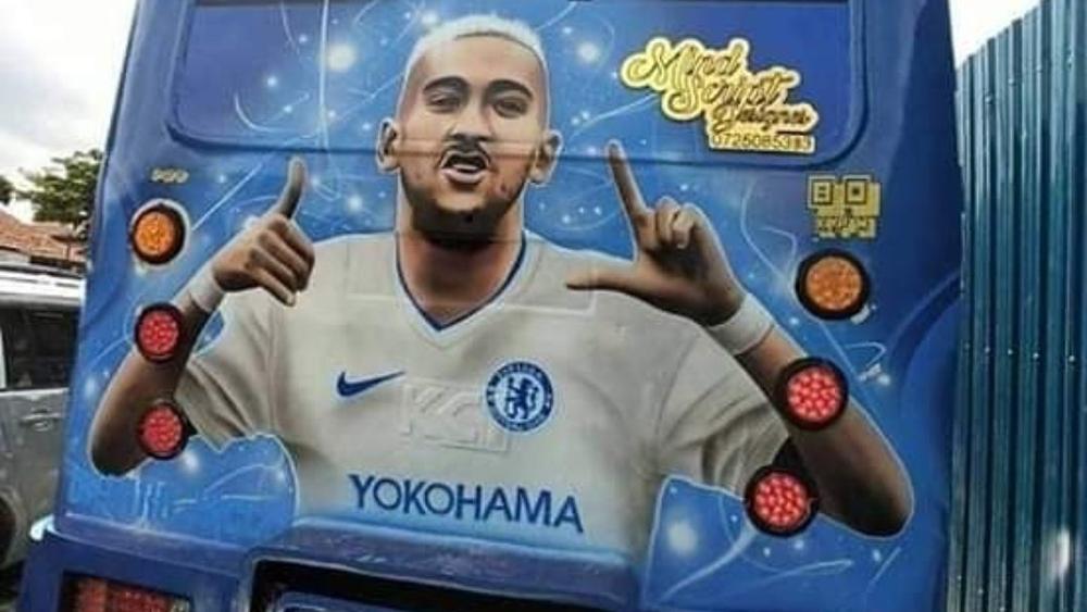 تثبيت صورة زياش في إحدى حافلات نايروبي الكينية .. والجماهير الإفريقية تنتظر بشغف نجم تشيلسي "الجديد"