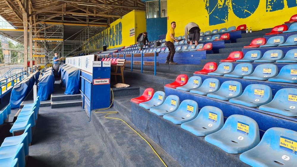 نادٍ ألماني يبيع "دمى الخنازير" لأنصاره.. لتتواجد بدلًا عنهم في المدرجات في طريقه لتحقيق "حلم الصعود"!