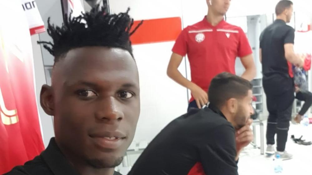 مادوندو يؤكد استلام جواز سفره واستعداده للعودة إلى أوغندا.. ويوضح: "أتدرب حاليًا مع نيجيريين في ملعبٍ بجوار المطار"