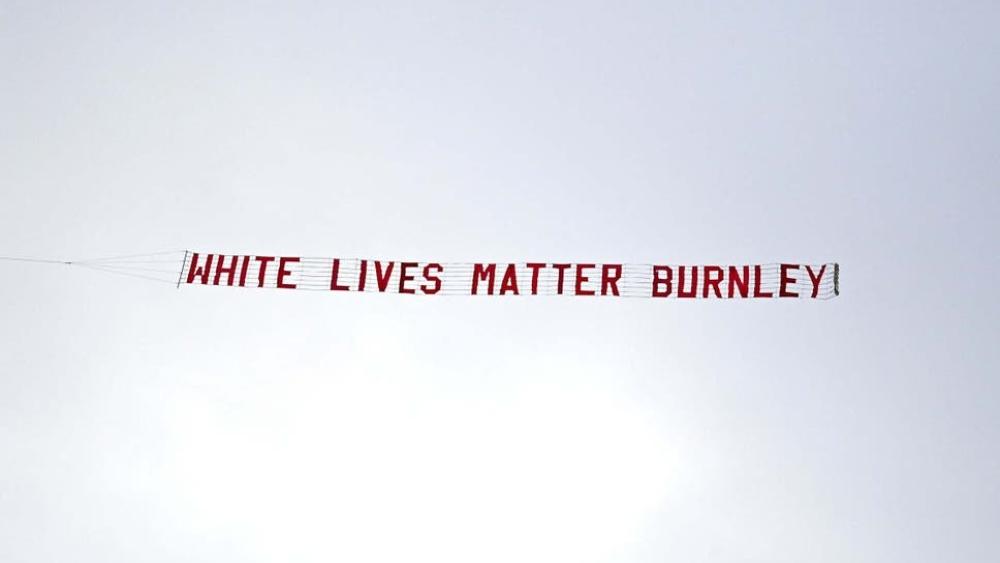 طائرة "مجهولة" تُحلق فوق مباراة مانشستر سيتي وتحمل لافتة "حياة البيض مهمة"