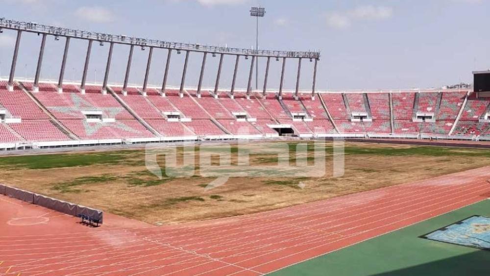 بعد أن كشفت "البطولة" حالة عشب ملعب الرباط "الكارثية".. لا مسؤول "يُبرّر الفضيحة" واللوم يلقى من جديد على "المُناخ"!