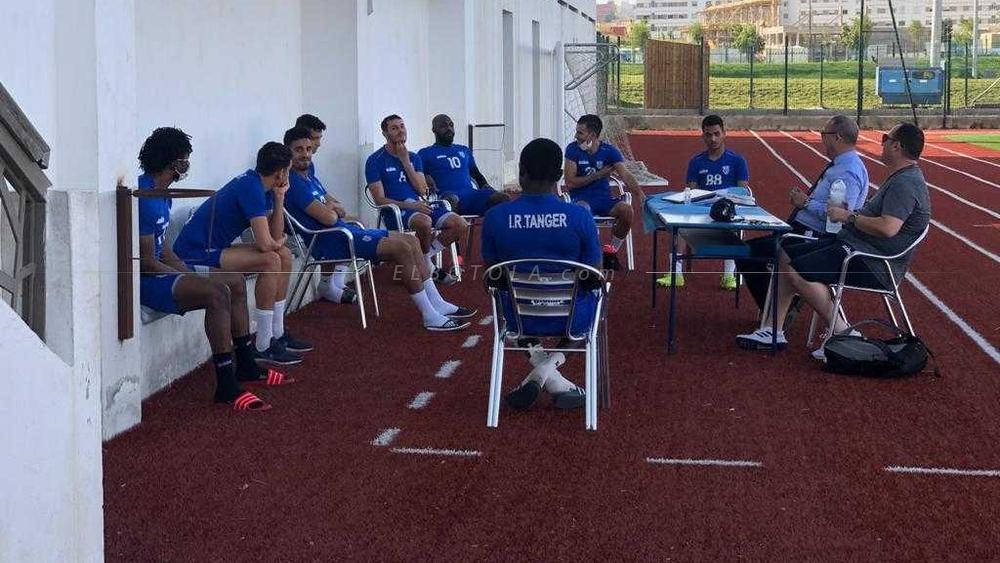 خاص / اتحاد طنجة يجتاز "خلعة كورونا".. ويستأنف التدريبات في حضور "كوتش مونطال"