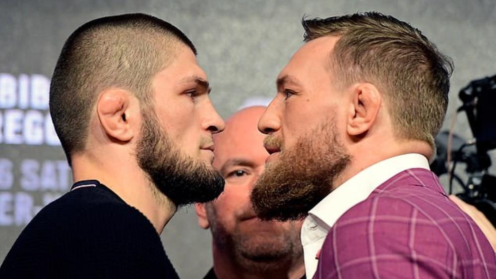 كونور ماكجريجور ينسى خلافاته مع "حبيب" ويشاطره الحزن على وفاة والده