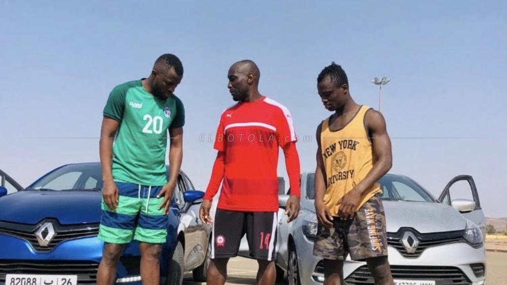 في زمن "الاحتراف" .. لاعب الكوكب المراكشي يحضر تداريب فريقه بقميص سريع واد زم