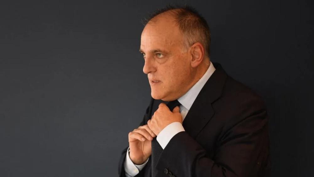 بسبب أزمة هبوط الديبور وإصابات كورونا.. رئيس رابطة الليغا يستعد لتقديم استقالته