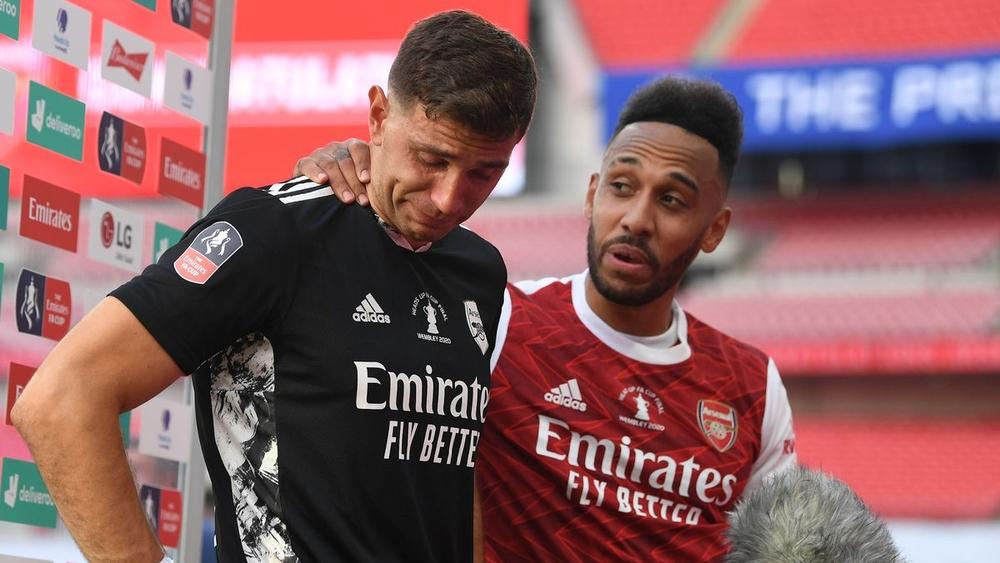 بعد 10 سنوات من الإنتظار وتركه عائلته وهو طفل.. مارتينيز يذرف "الدموع" ويخطف الأنظار بعد التتويج بالكأس مع أرسنال!