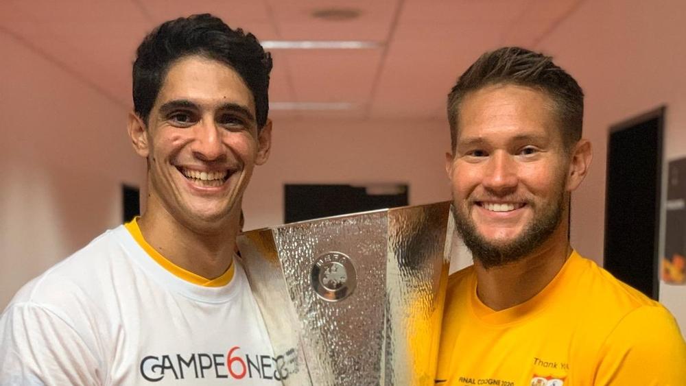 منافس بونو في إشبيلية يُهنئه بعد تألقه: "قمت بعمل جيد جدًا يا صديقي"