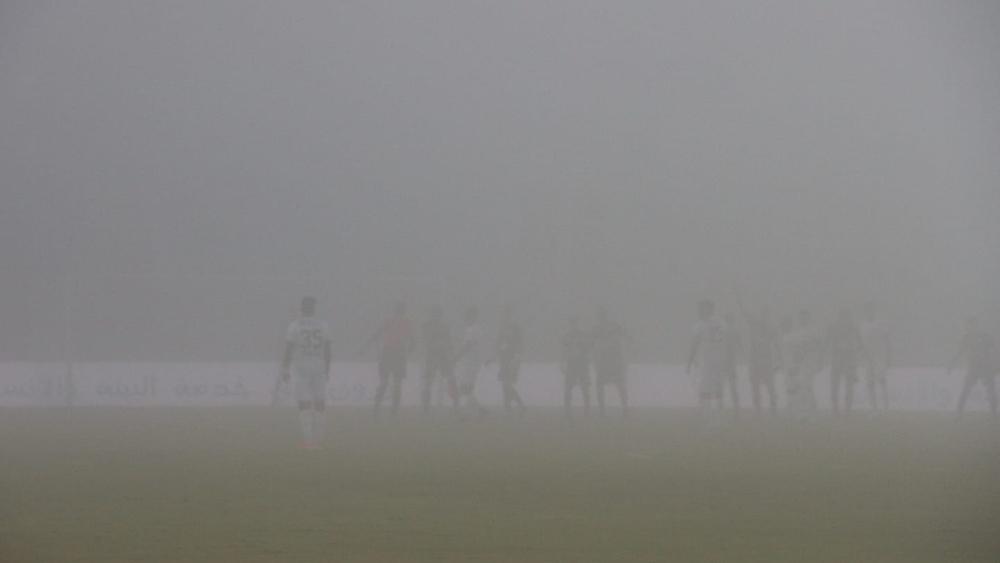 الضباب "الكثيف" يُجبر الكزاز على تأجيل لقاء الدفاع الجديدي و المغرب التطواني