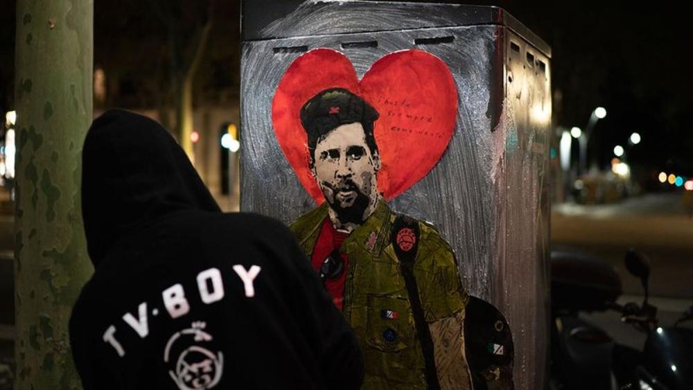 فنان "جرافيتي" يرسم ميسي في هيئة تشي جيفارا بساحة كتلونيا