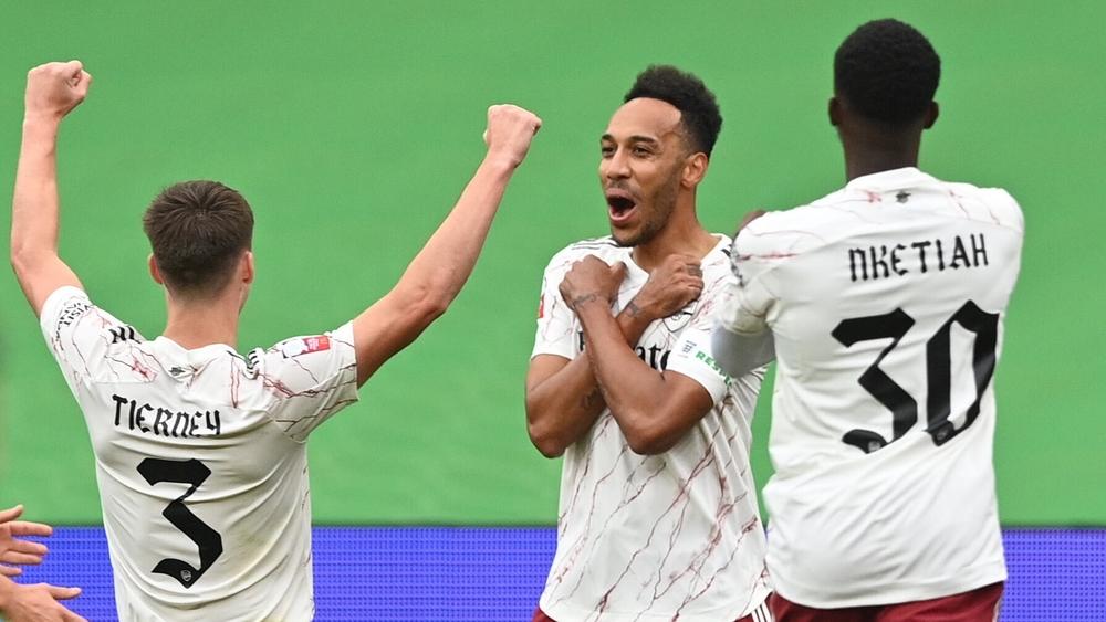 ركلات الحظ ترجح كفة آرسنال على حساب ليفربول .. وتهديه أول لقب له هذا الموسم