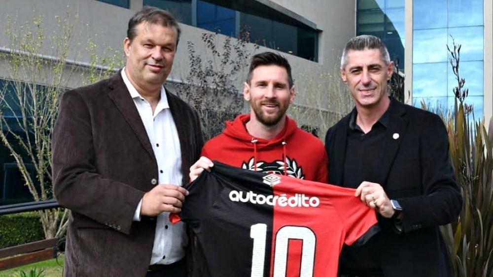 رئيس الأرجنتين ينصح ميسي بالانتقال إلى نيويلز أولد بويز