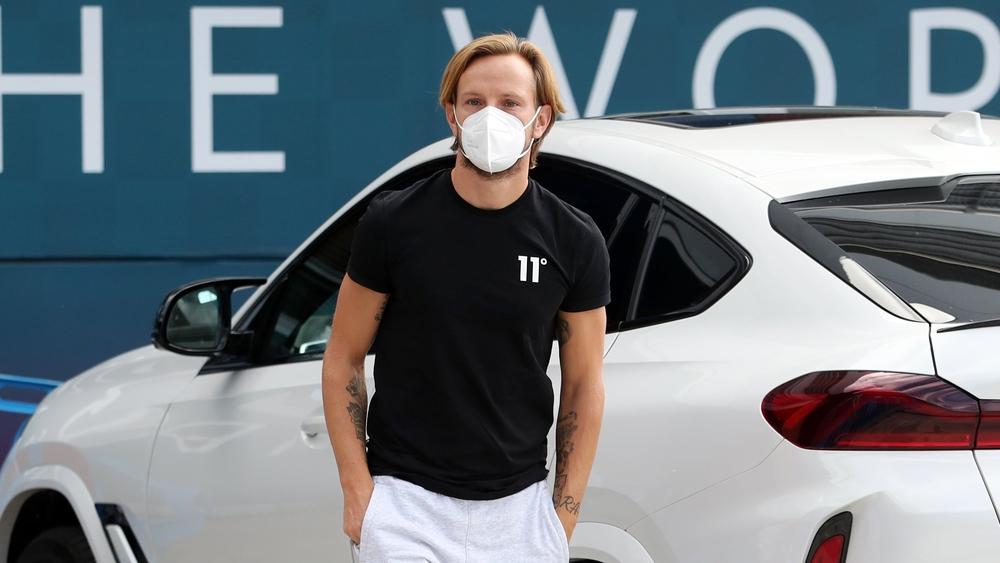 بعد خروجه من حسابات كومان.. راكيتيتش قريب من التوقيع في كشوفات إشبيلية