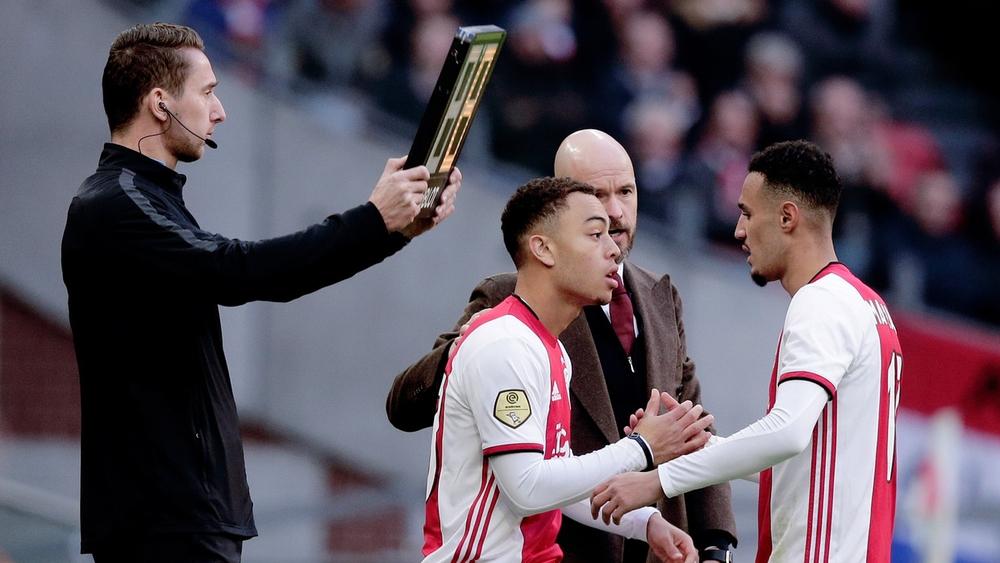 مزرواي يُرحِّب بالصراع مع زميله الأمريكي على الرسمية في أياكس