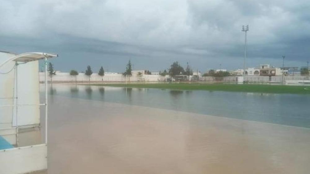 تحوُّل ملعب إلى "بركة مياه" بسبب الأمطار يؤجل مباراة في "الدوري التونسي" للمرة الثانية!