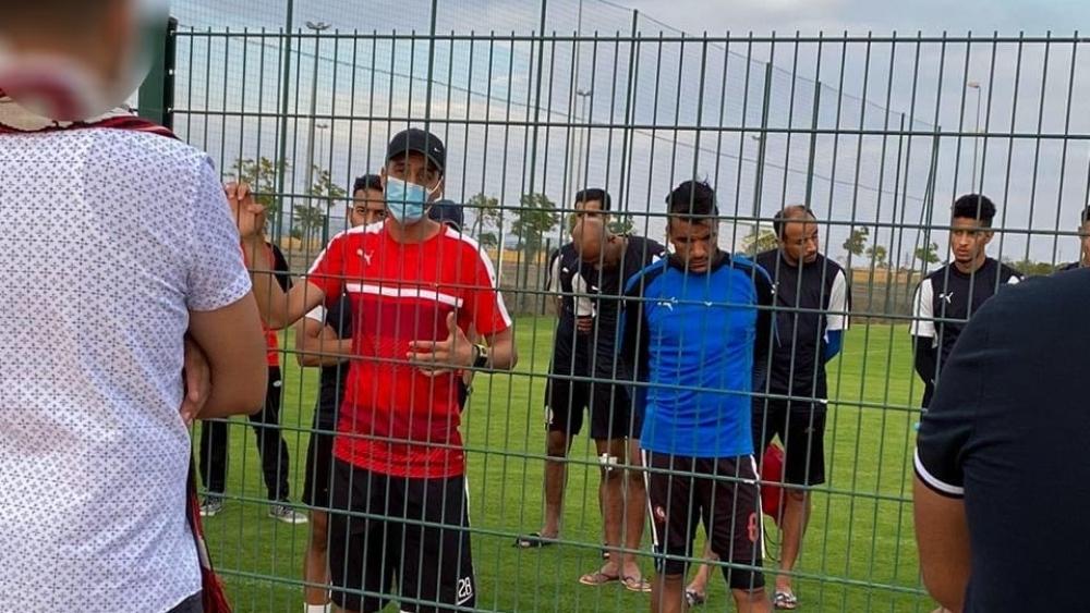 فصيل "الكريزي بويز " يزور لاعبي الكوكب المراكشي ويطالبهم بضمان البقاء