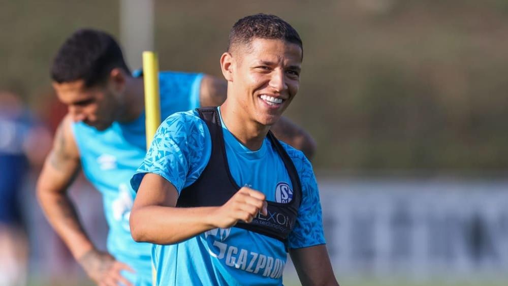 حارث لزميله توري: "ما تُقدِّمه جماهير الرجاء والوداد في الديربي لا يُصدّق!"