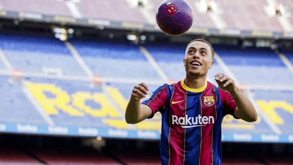 رسميًا / برشلونة يتعاقد مع ديست بعد منافسة قوية من البايرن