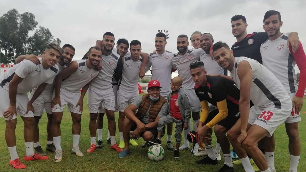 الوداد يلبي دعوة الطفل "بنزركوي".. وطلال يردد: "نتمنى له الشفاء العاجل ونعده باعتلاء منصات التتويج"