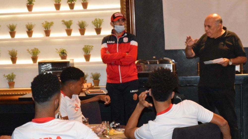 سيدينو يعد لاعبي الحسنية بمكافأة كبيرة حال الفوز على الوداد.. ويطالب كتيبته بالانتصار من أجل زملائهم المصابين