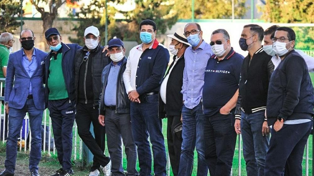 أعضاء "مكتب الرجاء" يتابعون تداريب الفريق لتحفيز اللاعبين قبل ملاقاة ن.بركان