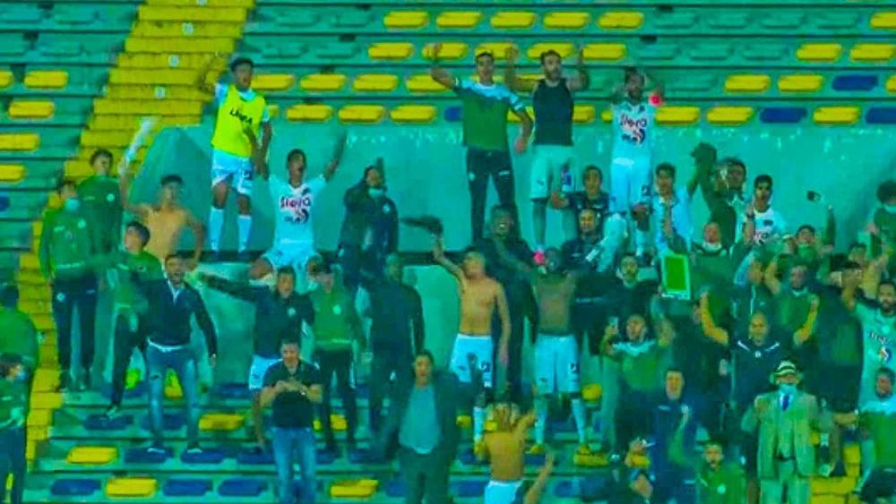 في لقطة "جميلة".. لاعبو الرجاء يحولون مدرجات "الماكانا" مسرحا لاحتفالاتهم باللقب الـ12