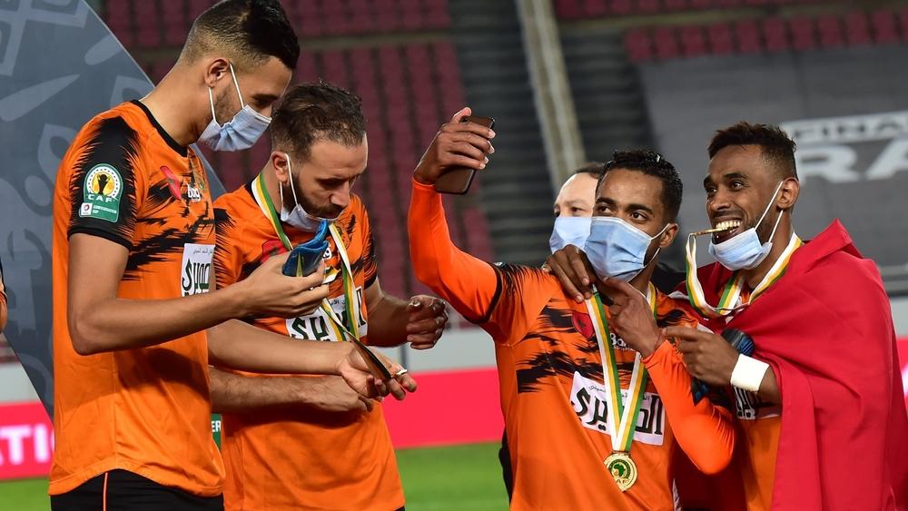 ياجور وحدراف يحققان لقب "الكونفدرالية" الثاني في مسارهما ويدخلان لائحة المغاربة المتوجين بنسختين من "الكأس الأفريقية"