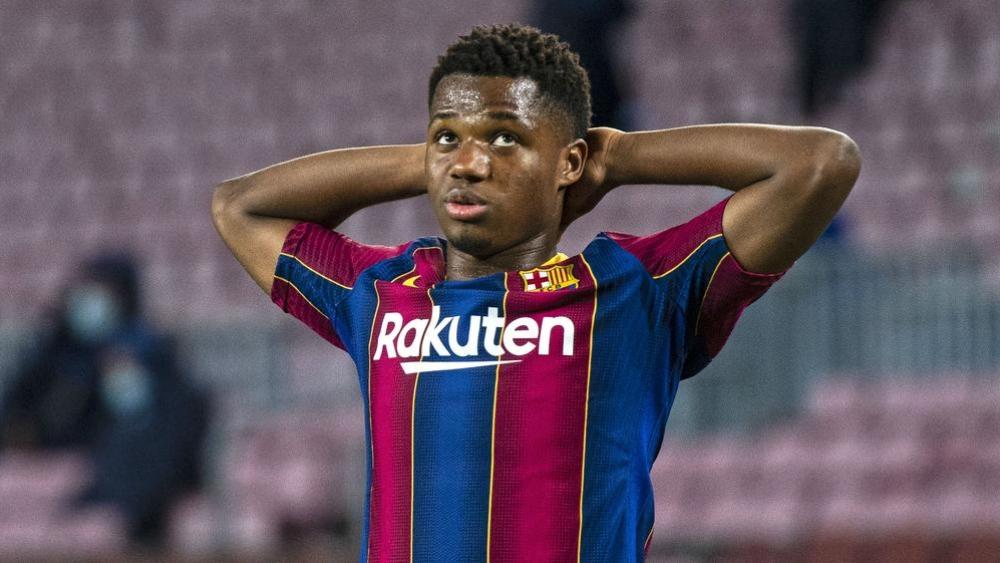 أنسو فاتي يخضع لجراحة "ناجحة" في الركبة ويغيب لأربعة أشهر