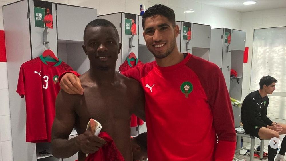 لاعب أفريقيا الوسطى يزور مستودع ملابس "الأسود" ويلتقط صوراً مع حكيمي وزياش وسايس