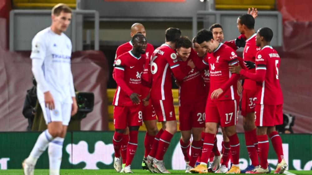 ليفربول يهزم ليستر سيتي بثلاثية "نظيفة"