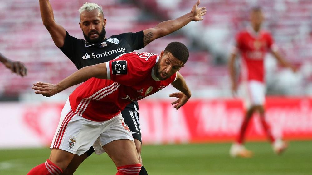 تاعرابت: "فكّرت في الاعتزال لَمَّا ابتعدت عن اللعب مع بنفيكا.. وهناك مُزيَّفون كُثُر في عالم الكرة"