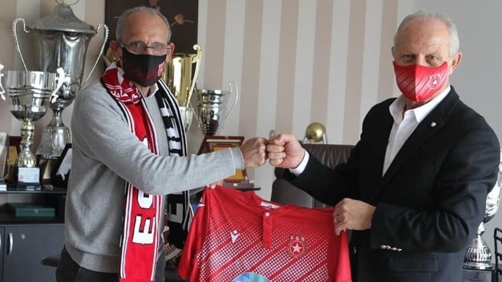 النجم الساحلي يتعاقد رسميًا مع المدرب البرازيلي جورفان فييرا ويواصل تفاوضه مع المصري عصام الحضري