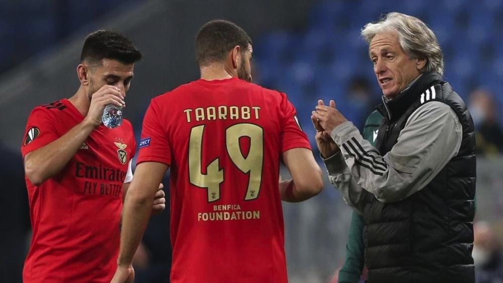 مدرب بنفيكا ينتفض مُدافعاً عن تاعرابت: "عادل أبدى رأيه.. هل هو ممنوع من التعبير؟ هل أساء إلى أي شخص؟"