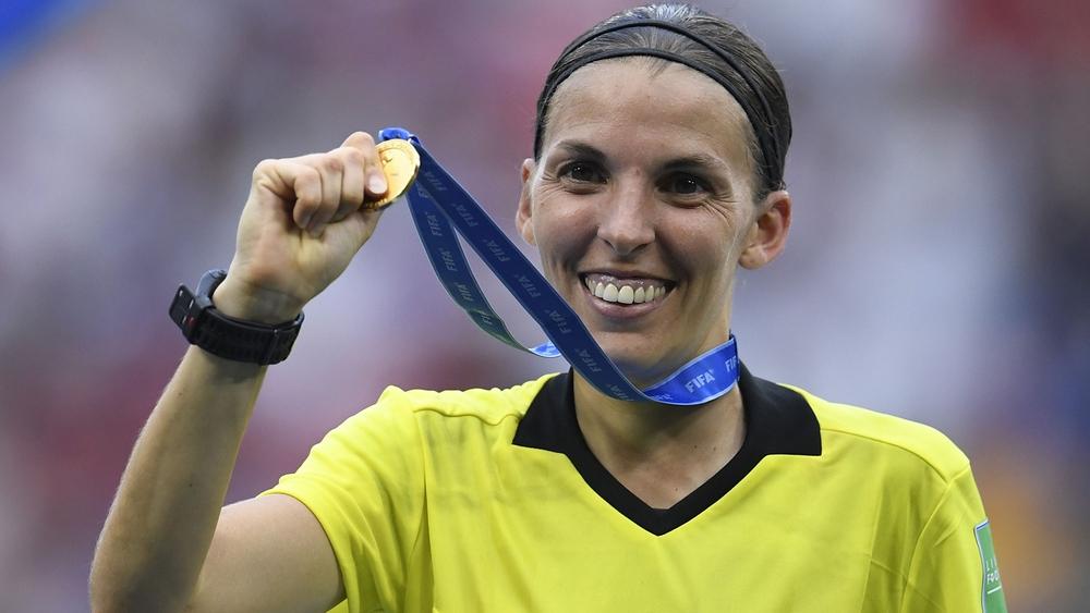 بتعيينها لإدارة مباراة يوفنتوس ضد دينامو كييف .. “ستيفاني فرابات” أول حكمة في تاريخ دوري أبطال أوروبا