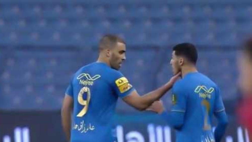 في مشهد "مفاجئ".. حمد الله يتشاجر مع زميله في النصر أثناء مواجهة الرائد