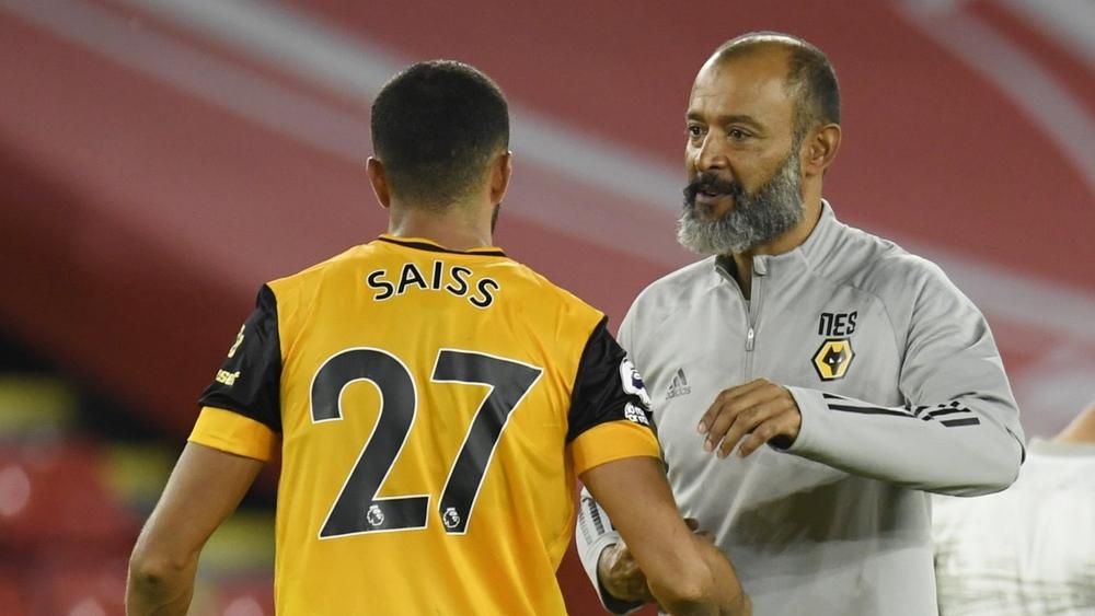 خوفًا من إصابتهم بـ"كورونا".. ولفرهامبتون يمنعه لاعبيه من التسوق ويُوظف أشخاصاً لشراء حاجياتهم من المتاجر